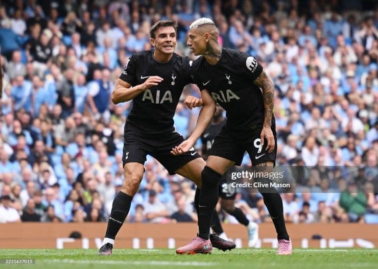 Các cầu thủ Tottenham Hotspur ăn mừng trên sân Etihad sau khi ghi bàn vào lưới Manchester City.