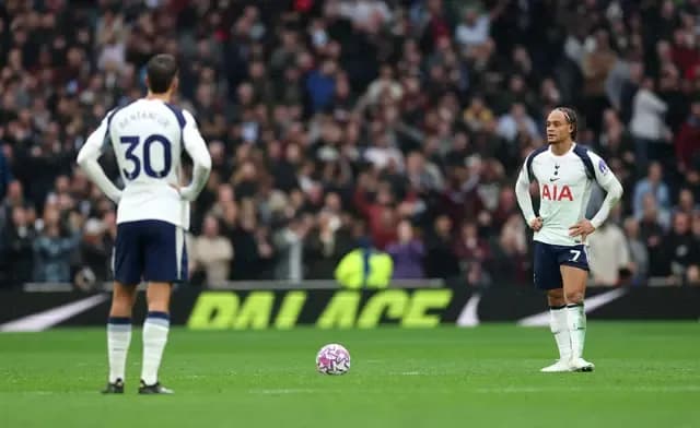 Các cầu thủ Tottenham Hotspur thể hiện sự thất vọng trên sân.
