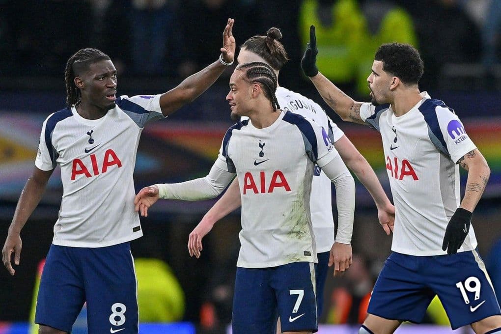 Các cầu thủ Tottenham Hotspur trong một pha bóng, đội bóng được mệnh danh là 'con quỷ khó lường'