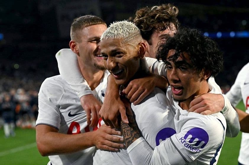 Các cầu thủ Tottenham ăn mừng bàn thắng, thể hiện tinh thần đồng đội dưới thời HLV De Zerbi