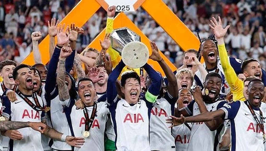 Các cầu thủ Tottenham ăn mừng chức vô địch Europa League