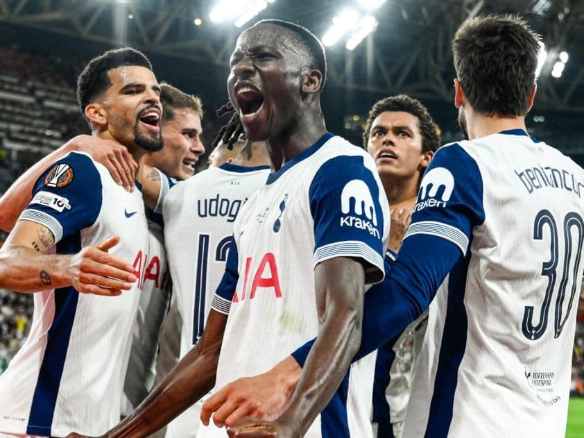 Các cầu thủ Tottenham ăn mừng trong trận đấu thử nghiệm đội hình chuẩn bị cho kỷ nguyên mới