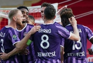 Các cầu thủ Toulouse ăn mừng bàn thắng, gợi nhớ những chiến thắng trong lịch sử đối đầu.