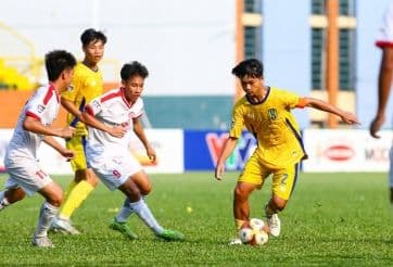 Các cầu thủ trẻ thi đấu, tượng trưng cho sự phát triển bóng đá bền vững và đầu tư vào thế hệ tương lai