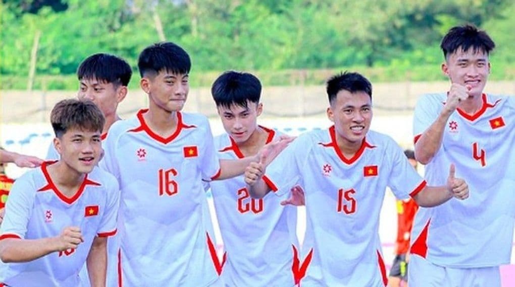 Các cầu thủ trẻ U17 Việt Nam trong trang phục thi đấu, thể hiện tinh thần đồng đội và sự phát triển của bóng đá trẻ.