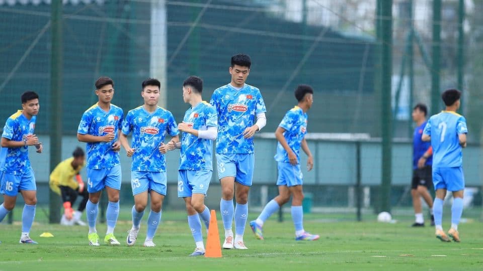 Các cầu thủ trẻ U23 Việt Nam tập luyện trên sân, thể hiện tiềm năng và sự chuẩn bị cho thế hệ kế cận.