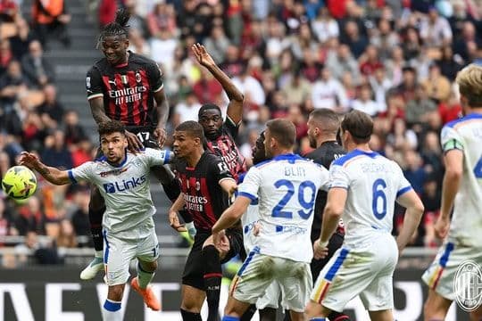 Các cầu thủ tranh chấp bóng trong khu vực cấm địa, tìm kiếm khoảnh khắc quyết định.