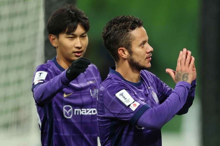 Các cầu thủ tranh tài quyết liệt trên sân, thể hiện cuộc đụng độ phong cách giữa J-League và A-League