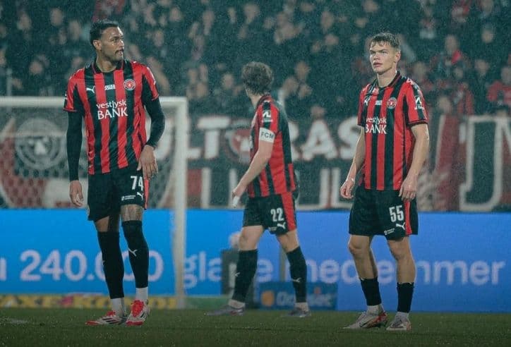 Các cầu thủ trên sân với vẻ mặt lo lắng, phản ánh phong độ bất ổn và áp lực trận đấu