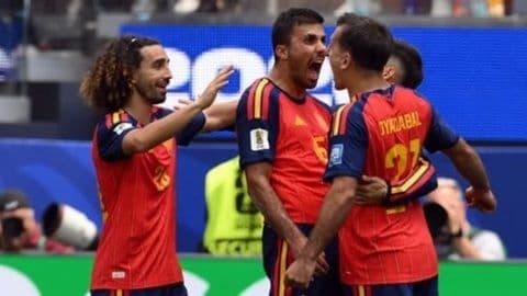 Các cầu thủ Tây Ban Nha ăn mừng bàn thắng, đại diện cho một trong những quốc gia chủ nhà World Cup 2030.