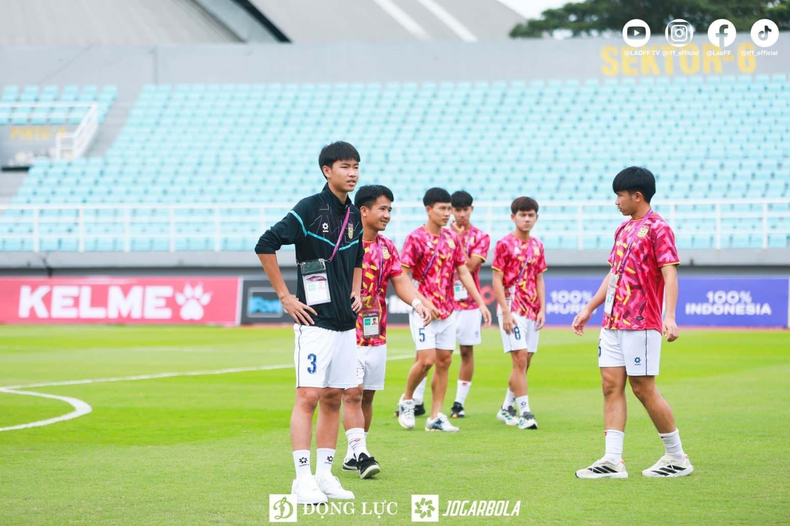 Các cầu thủ U17 Lào nỗ lực thi đấu trên sân với đội hình thiếu người