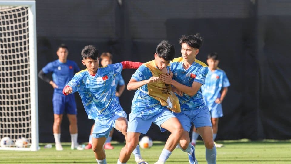 Các cầu thủ U17 Việt Nam tập luyện tích cực, chuẩn bị cho trận đấu quan trọng