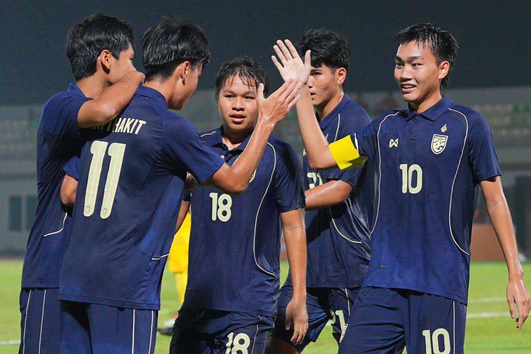 Các cầu thủ U19 Thái Lan ăn mừng sau khi ghi bàn trong trận đấu với U19 Malaysia