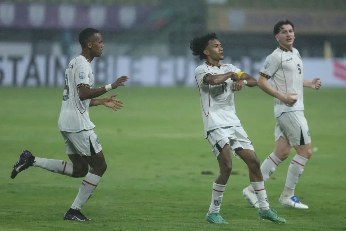 Các cầu thủ U19 Timor Leste trên sân, thể hiện tinh thần thi đấu kiên cường.