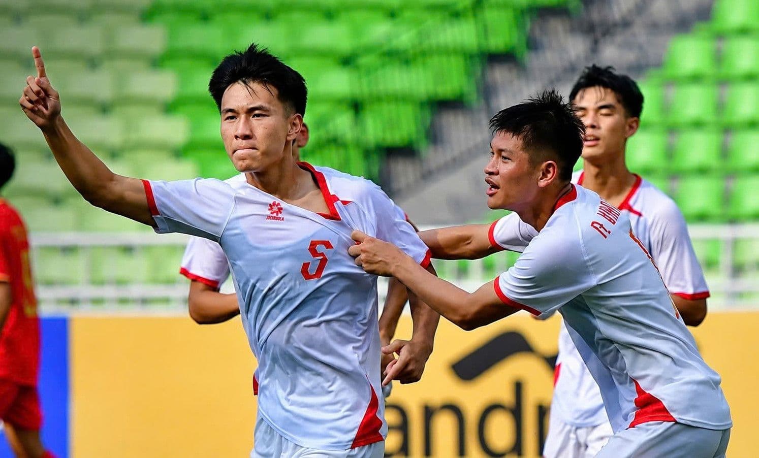 Các cầu thủ U19 Việt Nam ăn mừng bàn thắng, thể hiện thành quả của chiến lược phát triển bóng đá trẻ.