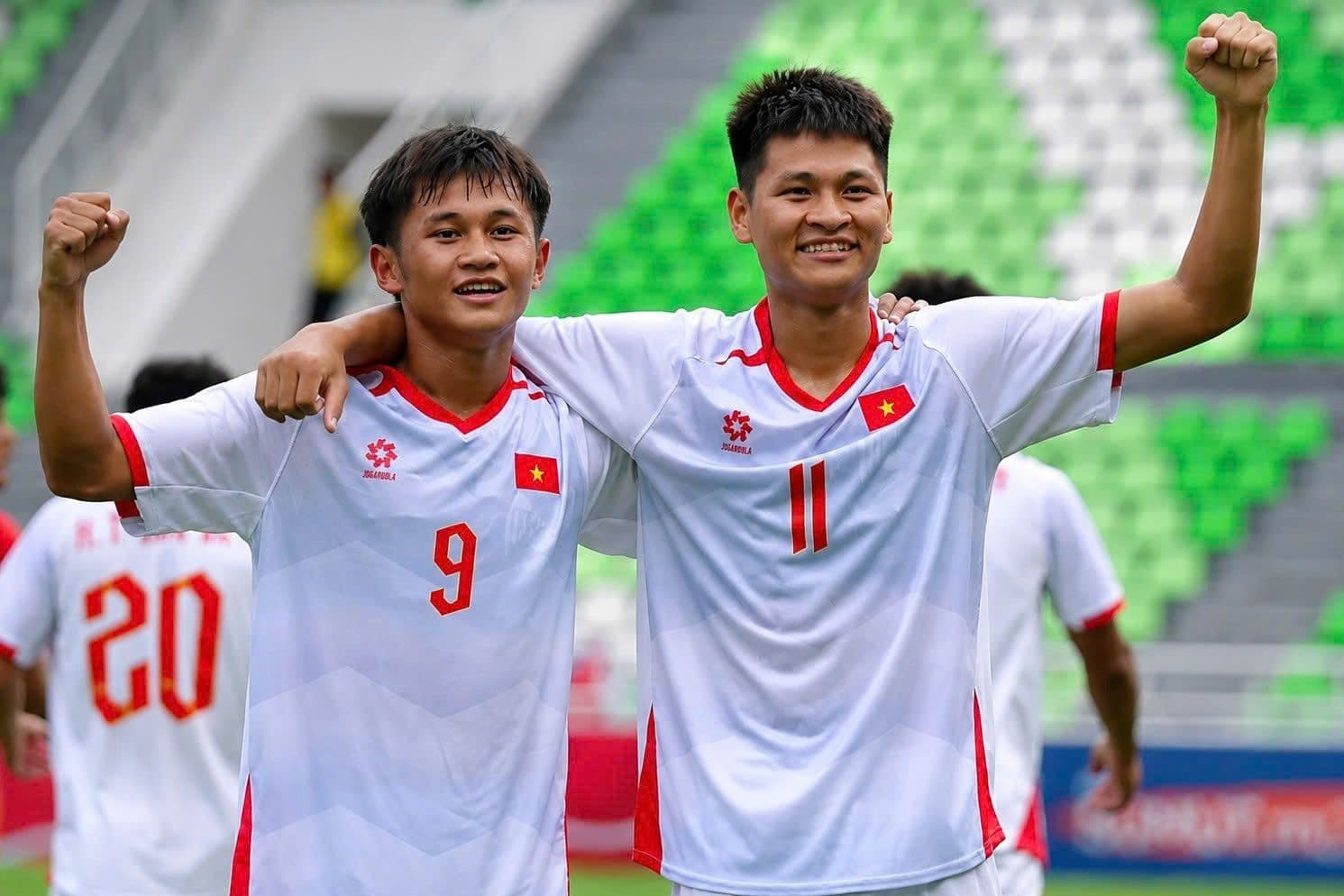 Các cầu thủ U19 Việt Nam tập trung trong vòng tròn chiến thuật, thể hiện tinh thần đồng đội.