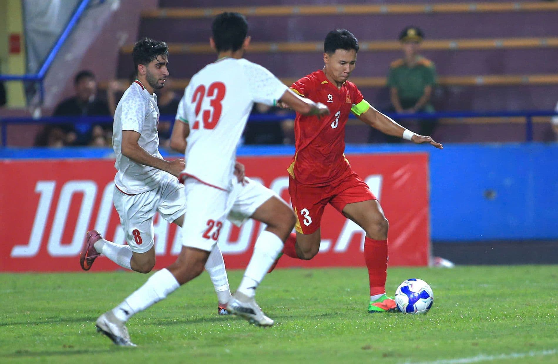 Các cầu thủ U20 Việt Nam thể hiện sự thất vọng sau trận đấu, đối mặt với tương lai tái thiết