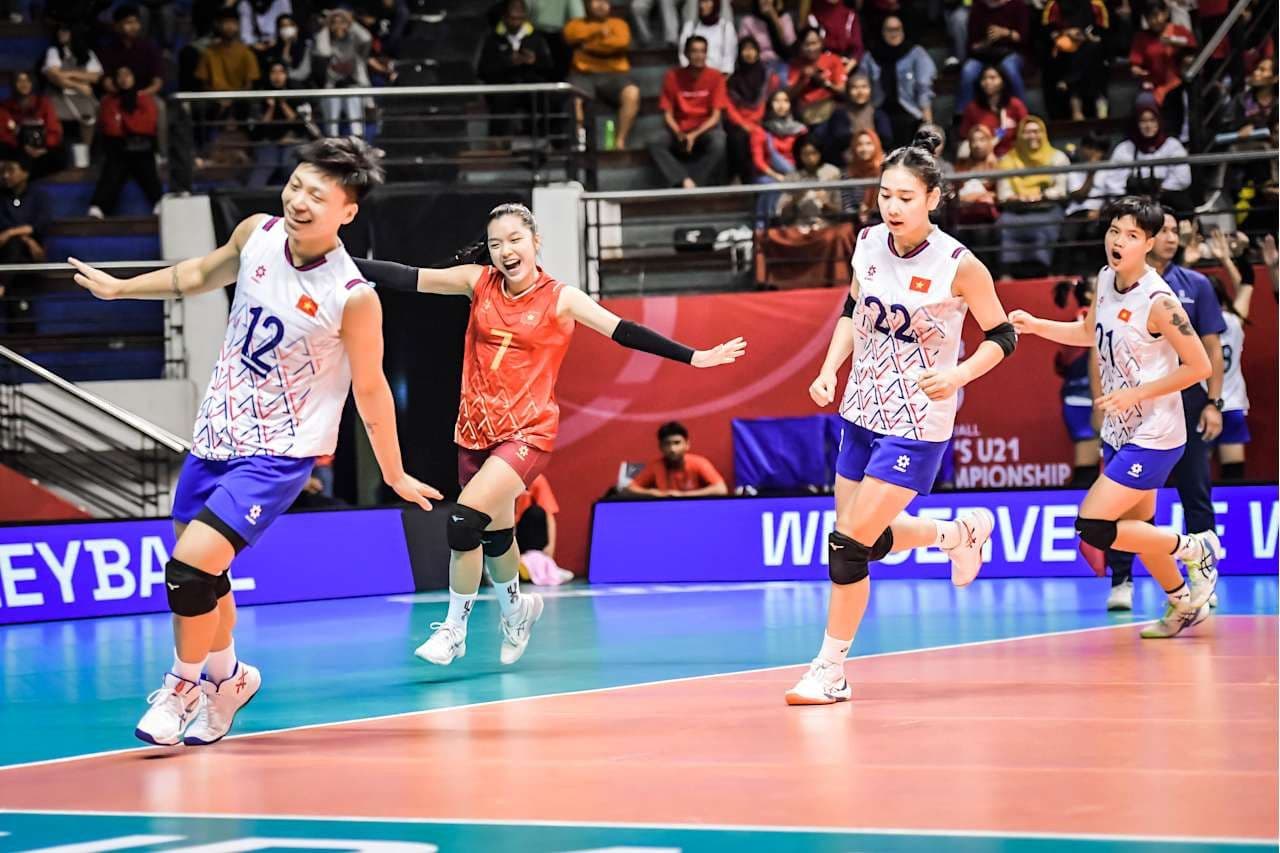 Các cầu thủ U21 bóng chuyền nữ Việt Nam ăn mừng chiến thắng, thể hiện tinh thần đồng đội.