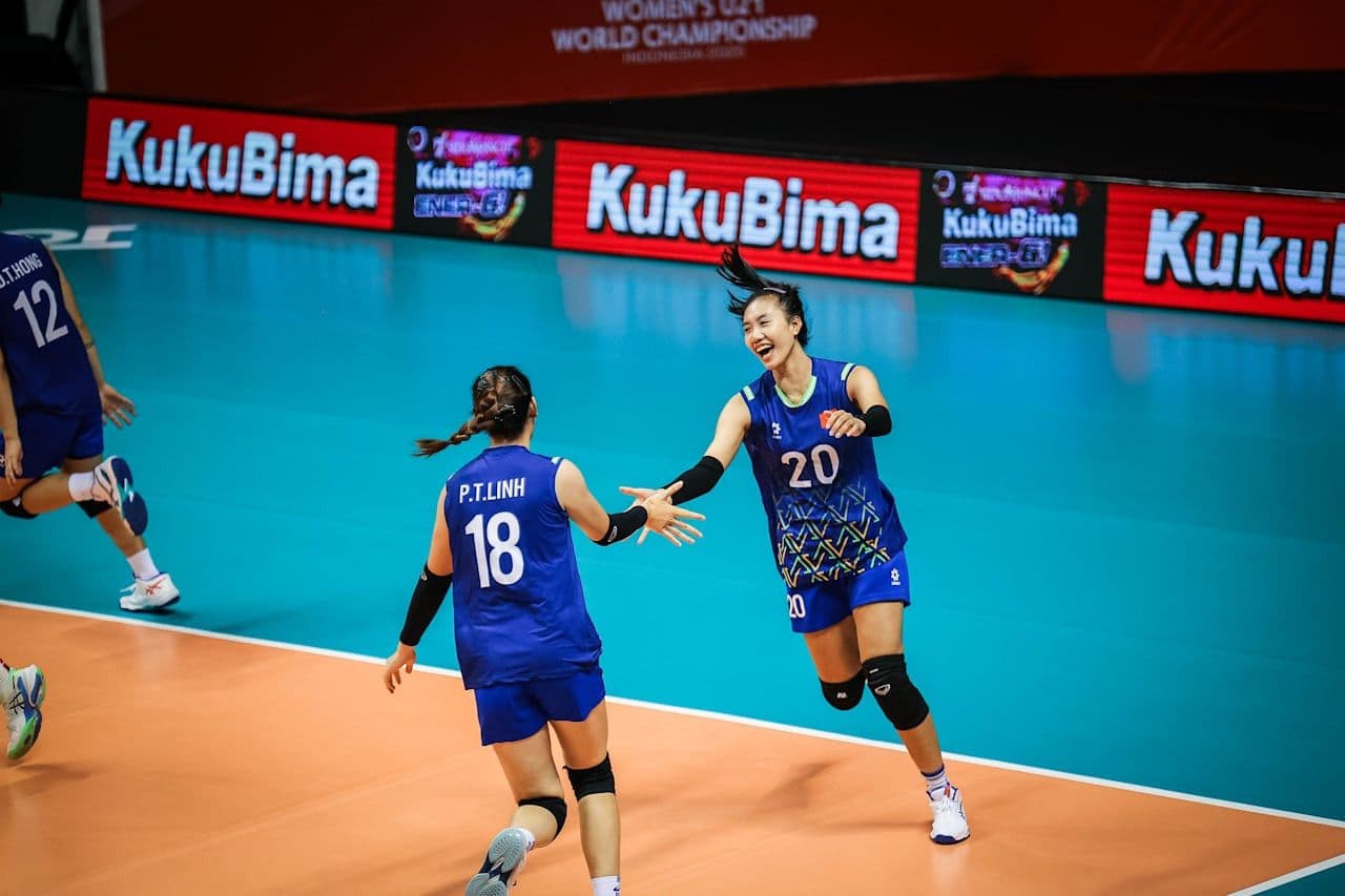 Các cầu thủ U21 bóng chuyền nữ Việt Nam ăn mừng điểm số trong trận đấu với Serbia.