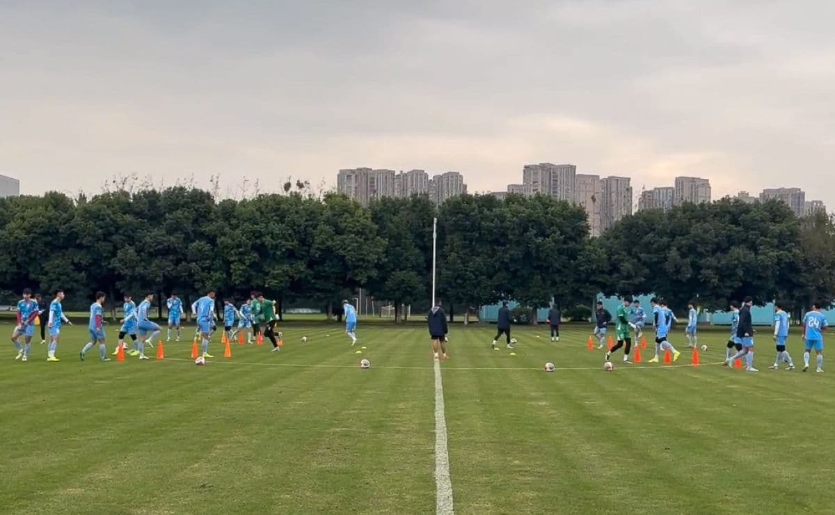 Các cầu thủ U22 Việt Nam hăng say luyện tập trên sân cỏ, chuẩn bị cho lịch trình thi đấu 2025.