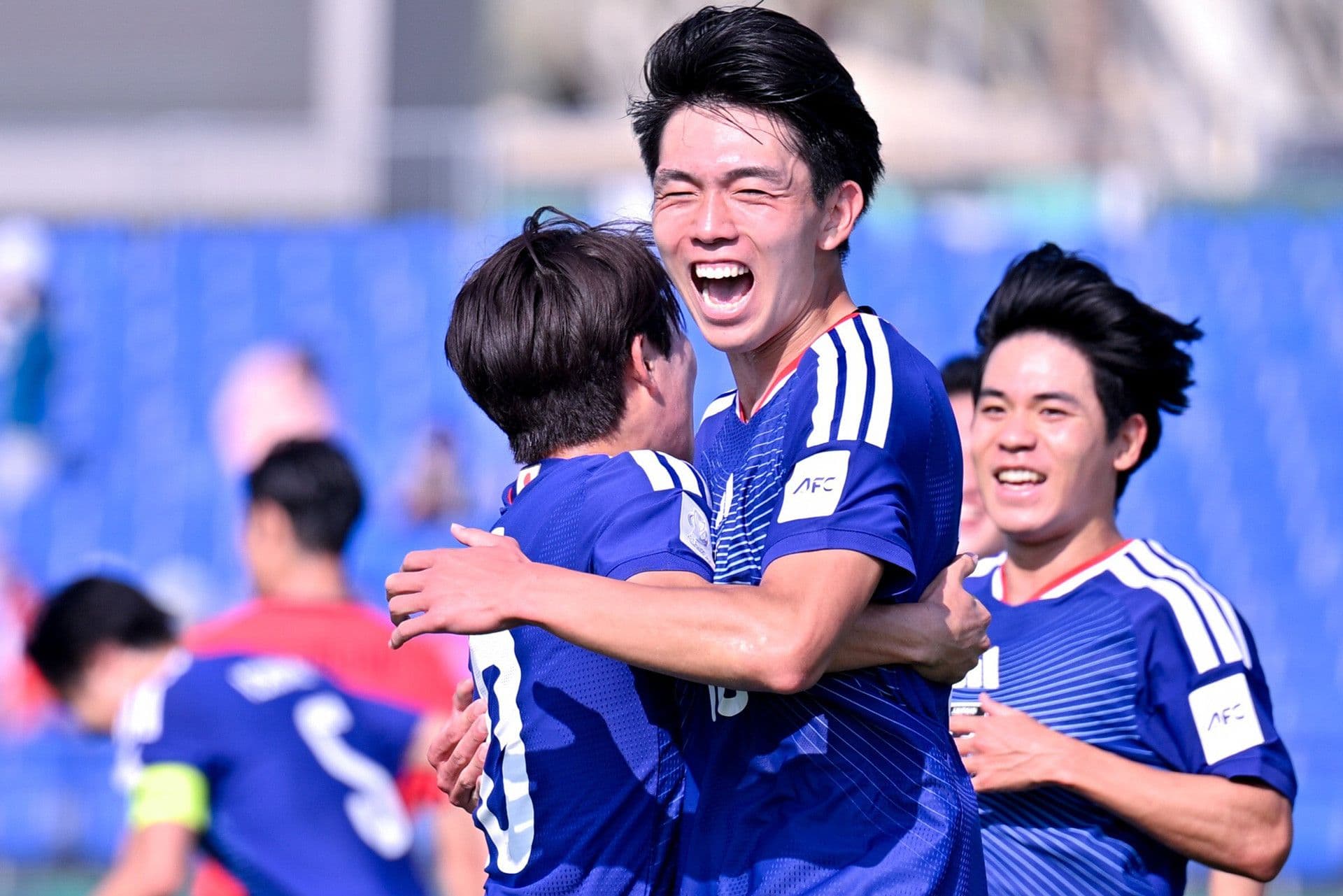 Các cầu thủ U23 Nhật Bản ăn mừng bàn thắng, thể hiện sức mạnh hệ thống và đẳng cấp vượt trội