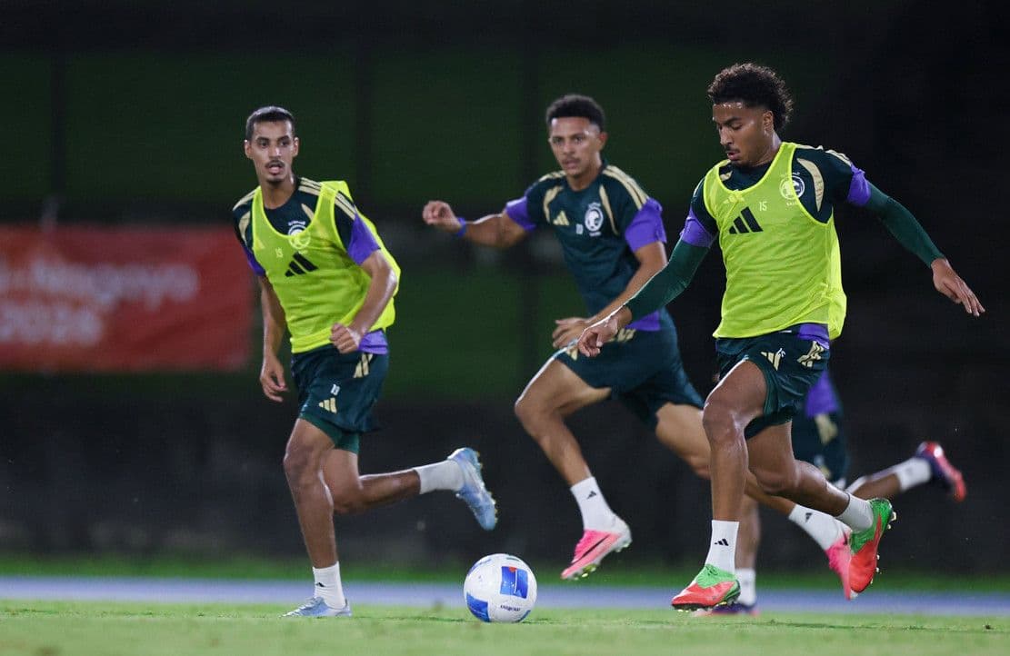 Các cầu thủ U23 Saudi Arabia tập luyện trên sân, thể hiện sự chuẩn bị cho giải đấu.