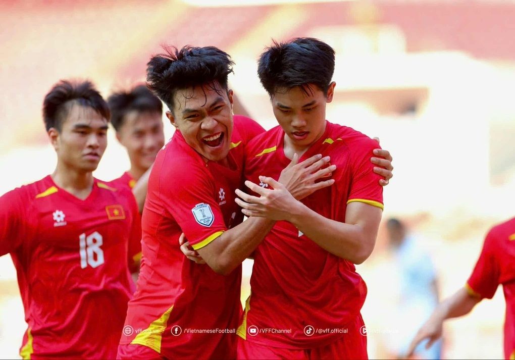 Các cầu thủ U23 Việt Nam ăn mừng bàn thắng, biểu tượng cho sức trẻ và khát vọng vươn tới tương lai.