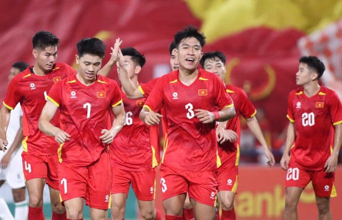 Các cầu thủ U23 Việt Nam ăn mừng chiến thắng 2-0 trước U23 Bangladesh, tạo đà cho vòng loại U23 châu Á.