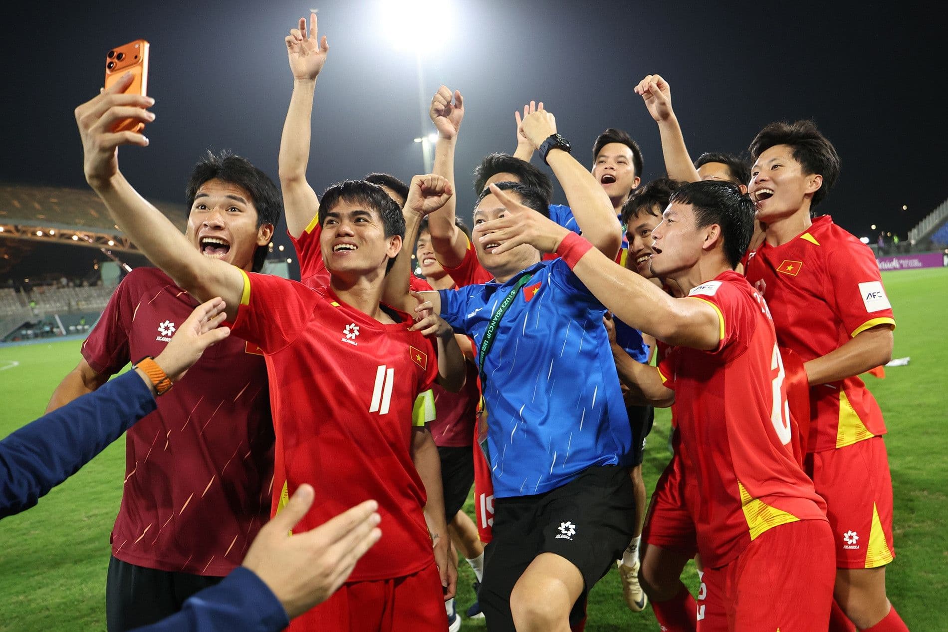 Các cầu thủ U23 Việt Nam ăn mừng chiến thắng, thể hiện khát vọng và tinh thần bóng đá Việt Nam