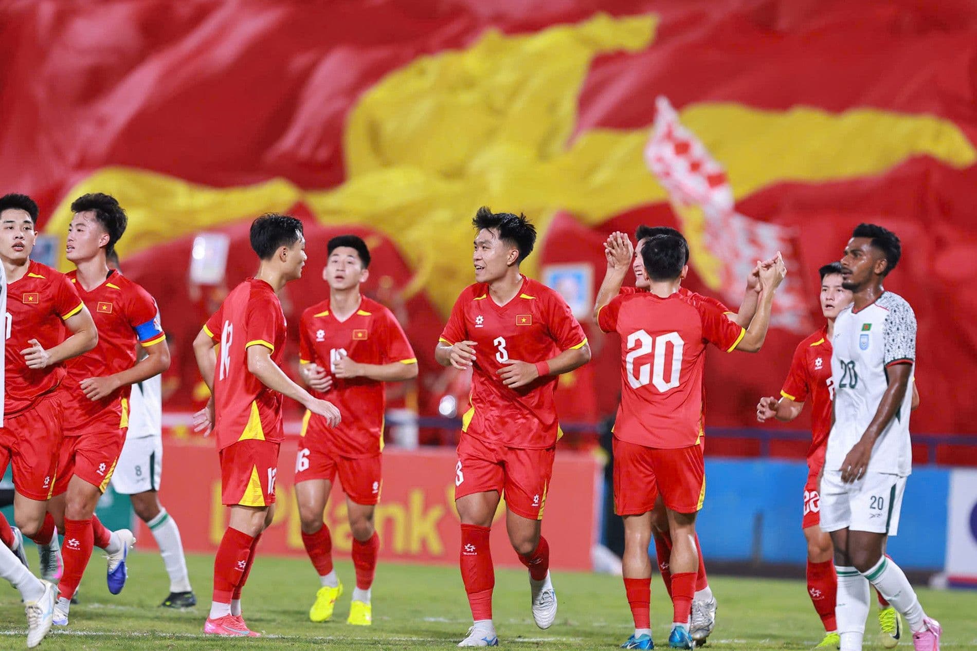 Các cầu thủ U23 Việt Nam ăn mừng hoặc thể hiện tinh thần đồng đội trên sân cỏ.