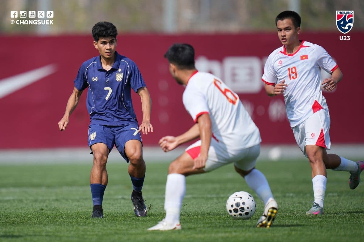 Các cầu thủ U23 Việt Nam thi đấu trên sân, đại diện cho thế hệ vàng tương lai của bóng đá Việt Nam