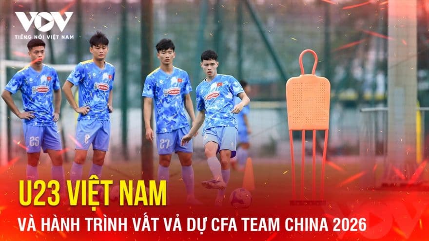 Các cầu thủ U23 Việt Nam tập luyện chiến thuật với hình nộm, chuẩn bị cho giải đấu.