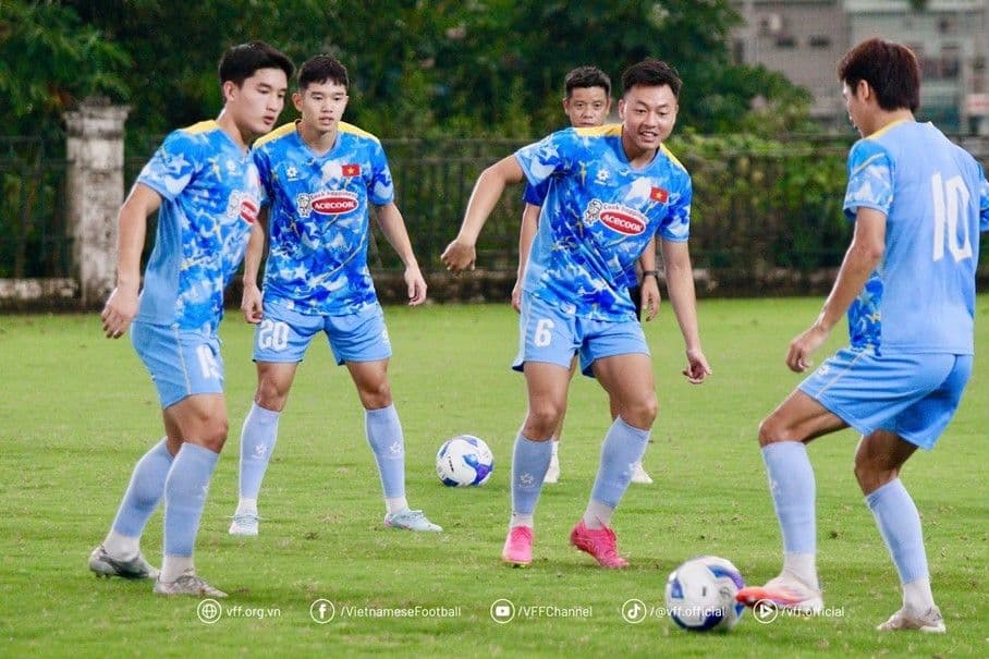 Các cầu thủ U23 Việt Nam tập luyện chuẩn bị cho trận đấu quyết định