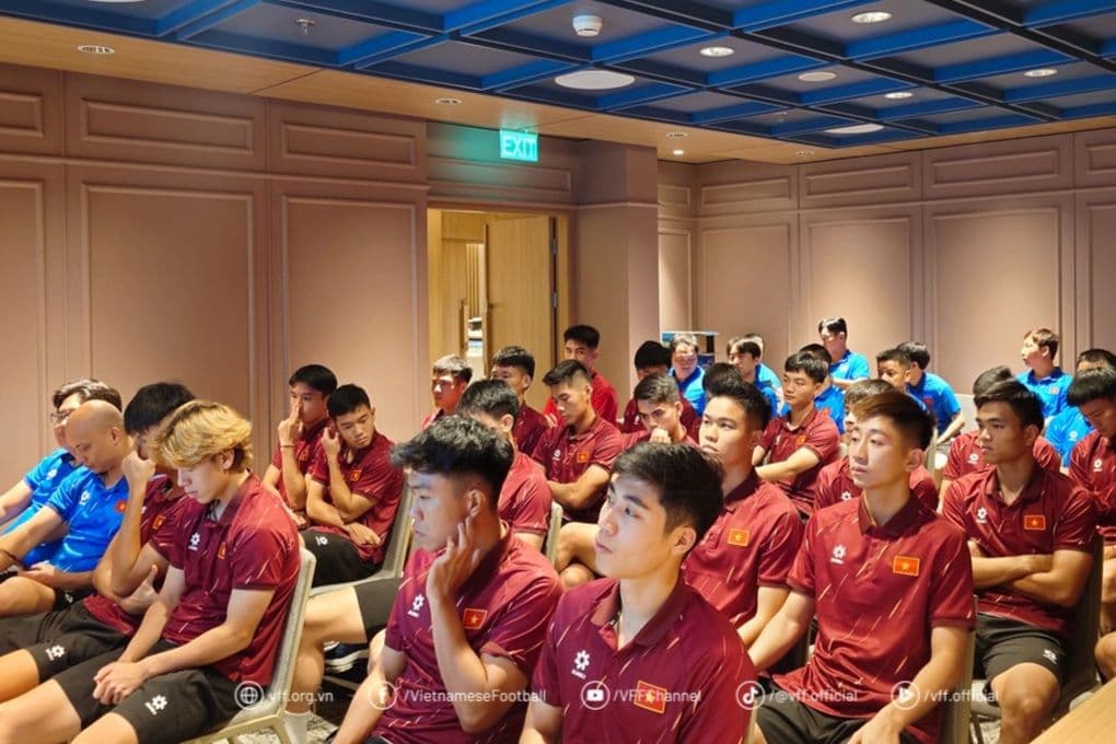 Các cầu thủ U23 Việt Nam trong buổi họp nhận cảnh báo từ AFF về phòng chống tiêu cực