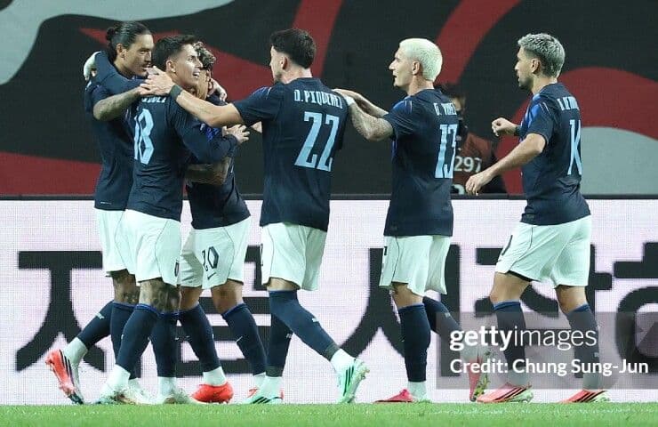 Các cầu thủ Uruguay ăn mừng bàn thắng vào lưới Hàn Quốc trong trận giao hữu thảm bại 1-4