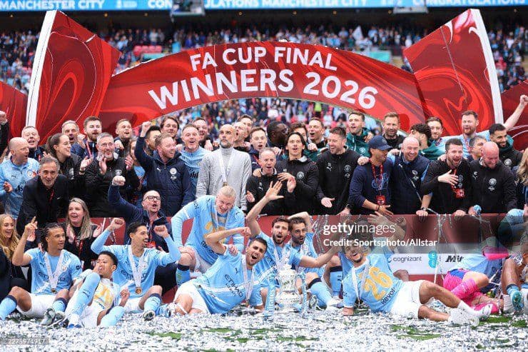 Các cầu thủ và huấn luyện viên Man City ăn mừng chức vô địch FA Cup 2026, thể hiện niềm vui vỡ òa sau một tỷ số quyết định.