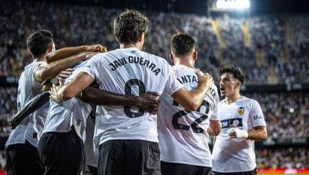Các cầu thủ Valencia ăn mừng chiến thắng vang dội trên sân nhà Mestalla trước sự cổ vũ của người hâm mộ.