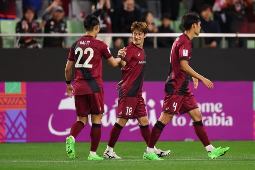 Các cầu thủ Vissel Kobe ăn mừng trên sân, thể hiện tinh thần đồng đội và khát vọng chiến thắng.