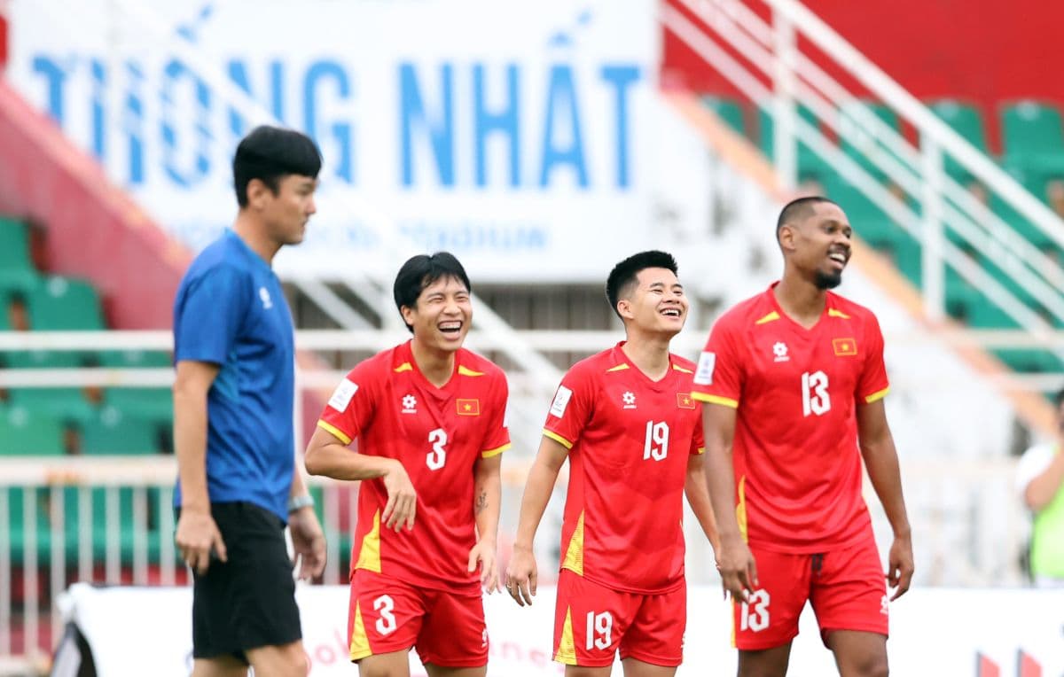 Các cầu thủ Việt Nam cười tươi trên sân Thống Nhất, nơi diễn ra trận đấu với Nepal.
