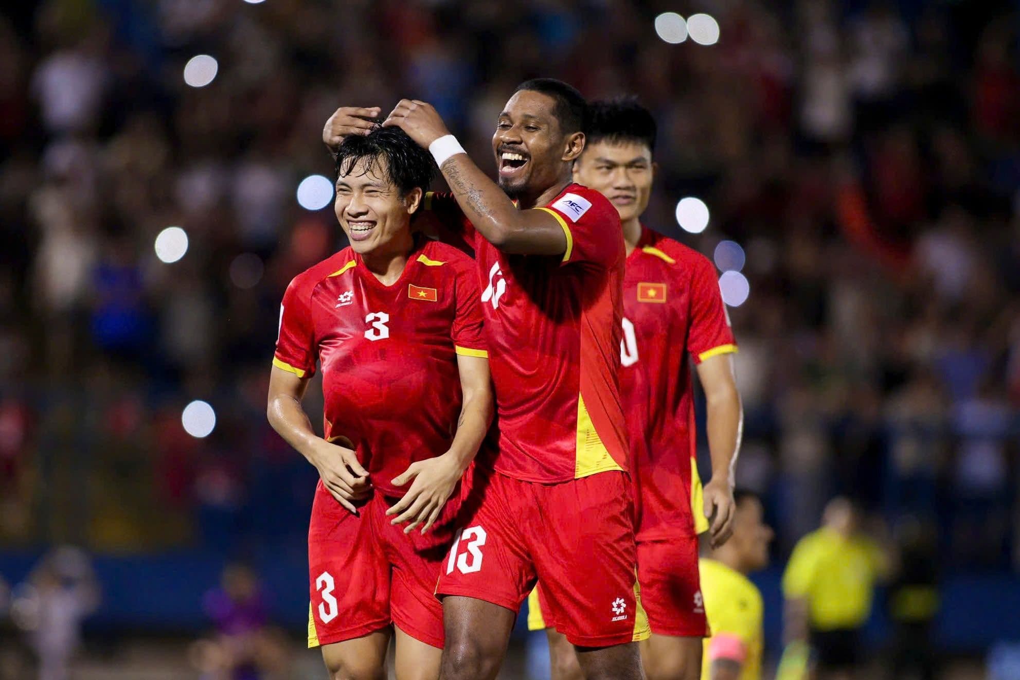Các cầu thủ Việt Nam ăn mừng bàn thắng trong trận đấu với Nepal, thể hiện niềm vui chiến thắng.