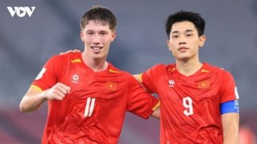Các cầu thủ Việt Nam ăn mừng bàn thắng trong trận đấu với Pakistan, sau đó đội gặp nhiều chấn thương.