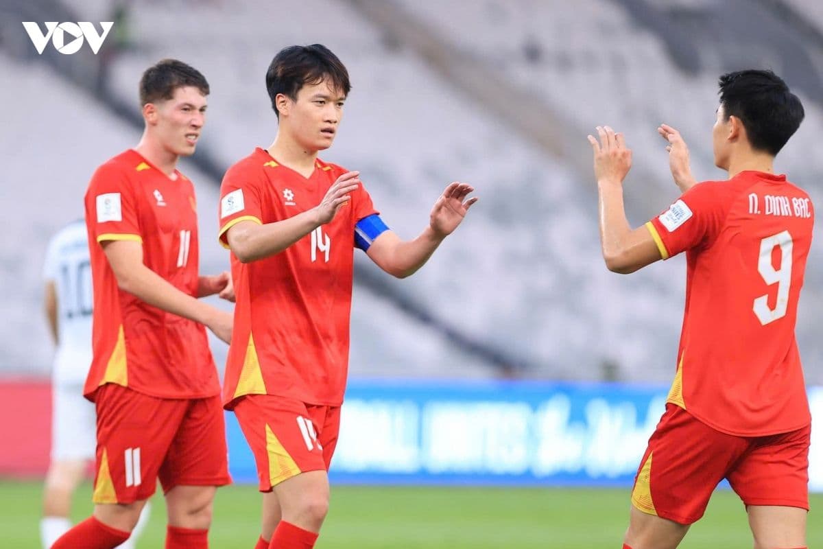 Các cầu thủ Việt Nam ăn mừng chiến thắng 4-2 trước Pakistan, với Đình Bắc và Williams Minh Hoàng tỏa sáng