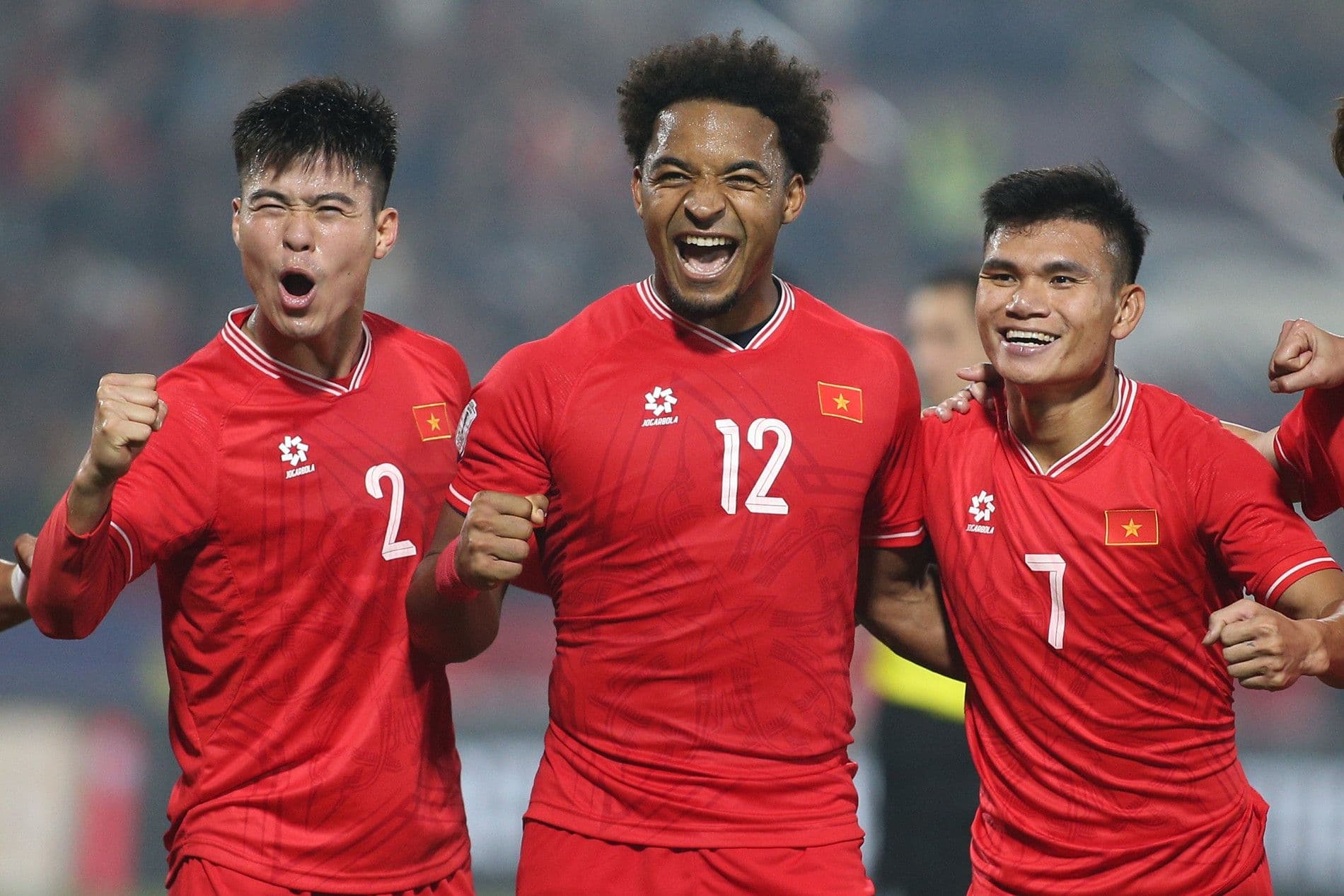 Các cầu thủ Việt Nam ăn mừng, đặt ra câu hỏi về niềm vui trọn vẹn khi giành vé Asian Cup không qua thi đấu