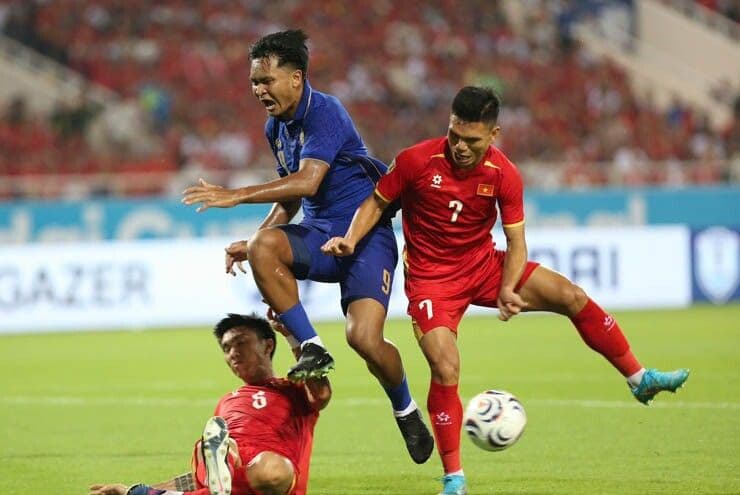 Các cầu thủ Việt Nam phòng ngự kiên cường trước sức ép từ đối thủ Thái Lan.