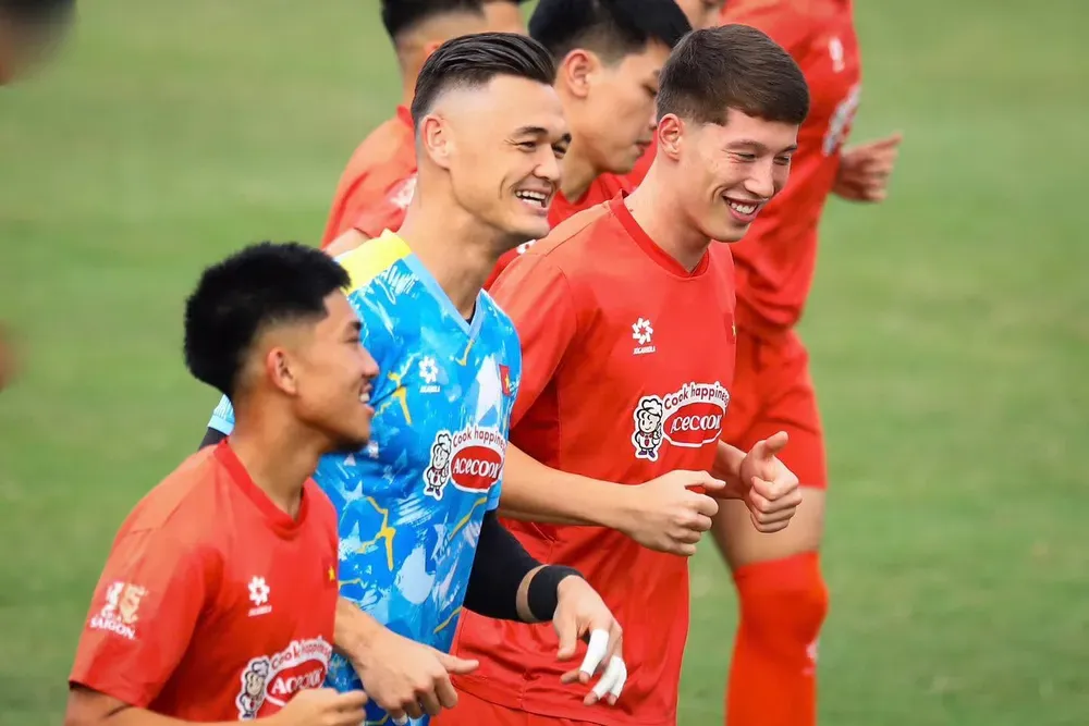 Các cầu thủ Việt Nam trong trang phục đội tuyển, thể hiện tinh thần đồng đội và áp lực lịch thi đấu.