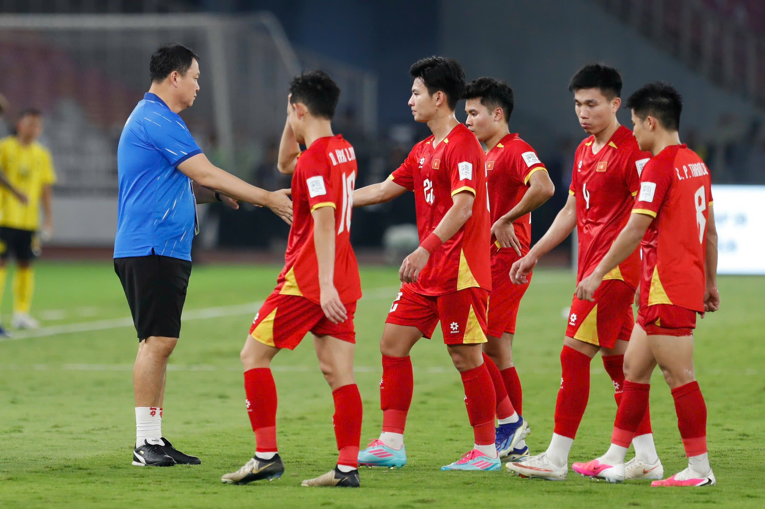 Các cầu thủ Việt Nam và ban huấn luyện thảo luận, phản ánh về cục diện mới của bóng đá Đông Nam Á và chiến lược phát triển.