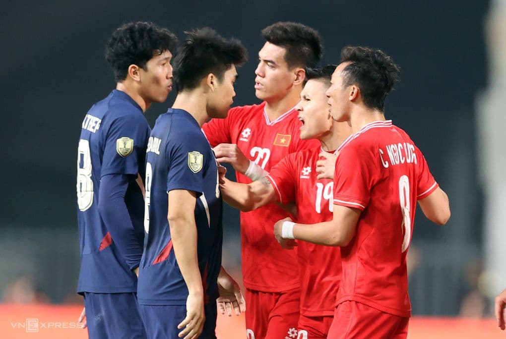 Các cầu thủ Việt Nam và Thái Lan tranh cãi trên sân Rajamangala trong trận chung kết ASEAN Cup 2024, thể hiện sự kịch tính và khát vọng chiến thắng của cả hai đội.