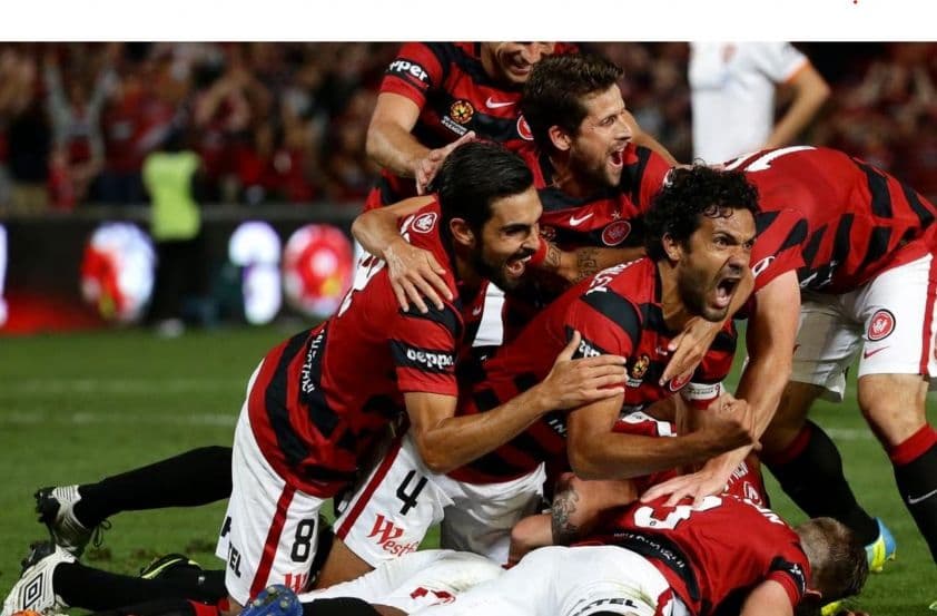 Các cầu thủ Western Sydney Wanderers ăn mừng bàn thắng trong trận đấu bóng đá.