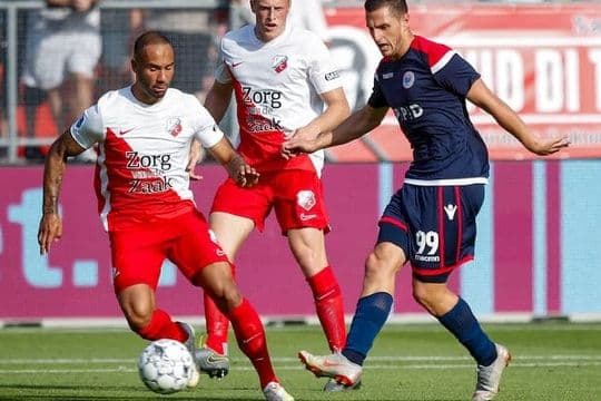 Các cầu thủ Wolves thể hiện sự tinh quái và bản lĩnh trong một pha bóng trên sân khách.