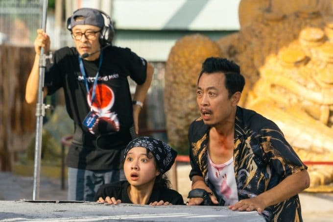 Các diễn viên Vân Sơn, Lâm Thanh Mỹ và Charlie Nguyễn trên phim trường 'Tiệc Trăng Máu' với biểu cảm bất ngờ khi bí mật bị phơi bày.